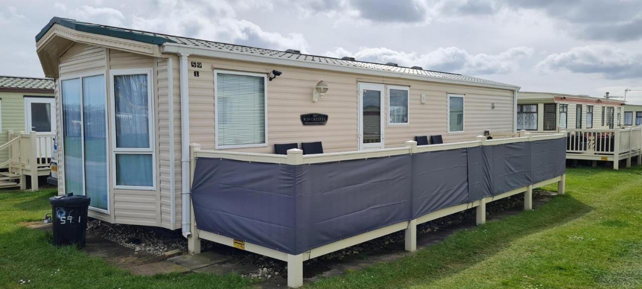 Lovely Caravan With Decking At Coral Beach Park In Lincolnshire Ref 77001C Hotel Ingoldmells Exterior foto