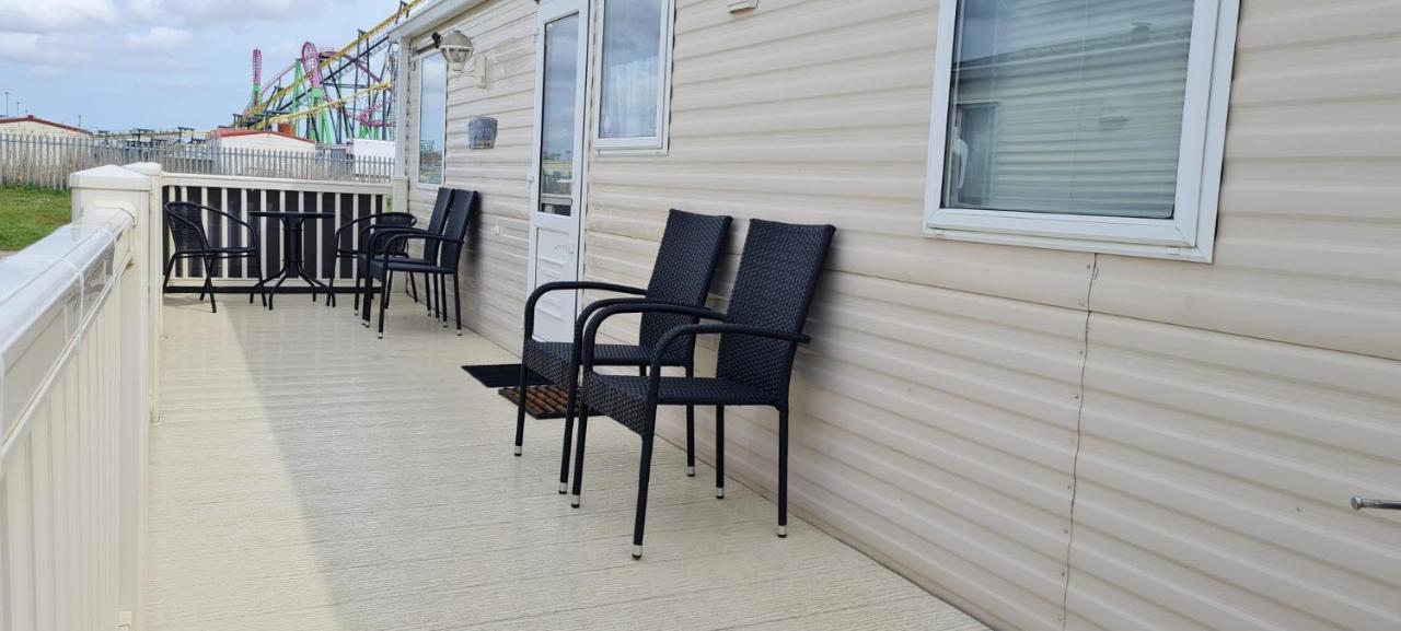 Lovely Caravan With Decking At Coral Beach Park In Lincolnshire Ref 77001C Hotel Ingoldmells Exterior foto