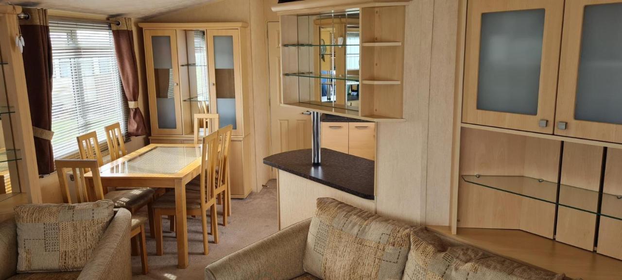 Lovely Caravan With Decking At Coral Beach Park In Lincolnshire Ref 77001C Hotel Ingoldmells Exterior foto