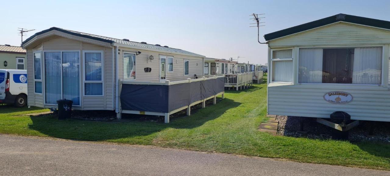 Lovely Caravan With Decking At Coral Beach Park In Lincolnshire Ref 77001C Hotel Ingoldmells Exterior foto