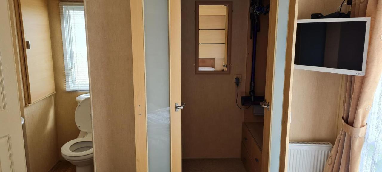 Lovely Caravan With Decking At Coral Beach Park In Lincolnshire Ref 77001C Hotel Ingoldmells Exterior foto