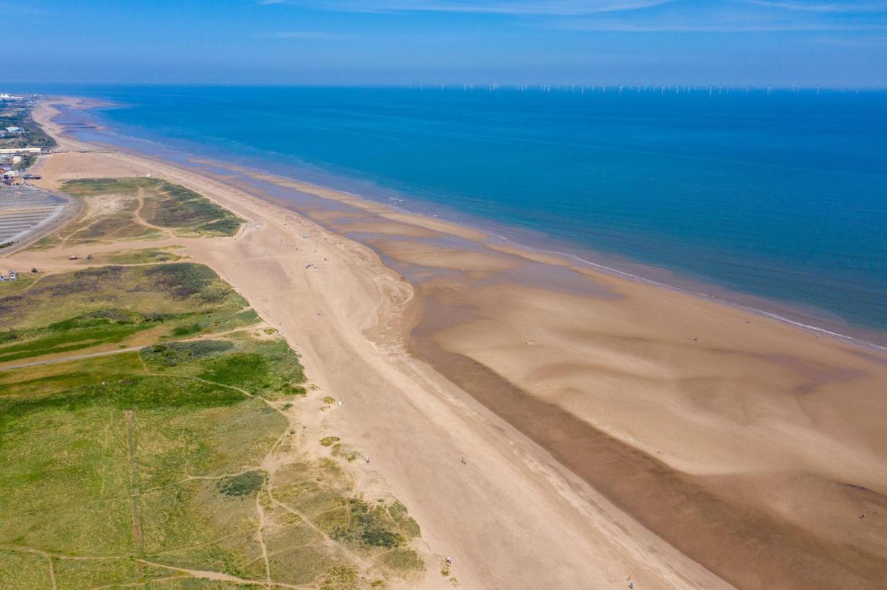 Lovely Caravan With Decking At Coral Beach Park In Lincolnshire Ref 77001C Hotel Ingoldmells Exterior foto